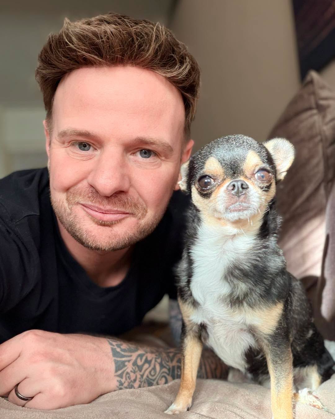 Ferry, oprichter van PelsPlezier, samen met een hond